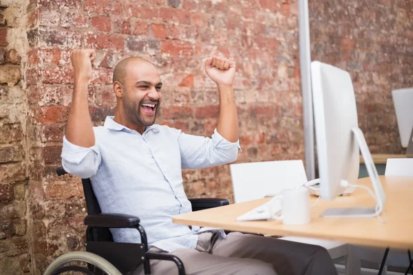 Hombre de negocios en silla de ruedas animando —  Fotos de Stock