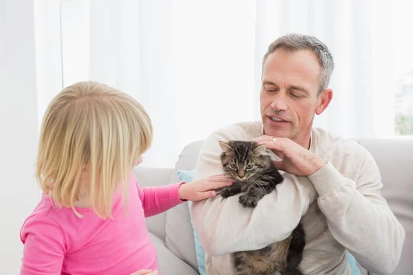 Dochter en vader zitten met kitten — Stockfoto