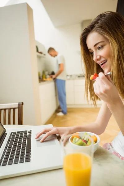 Kvinna äta fruktsallad — Stockfoto