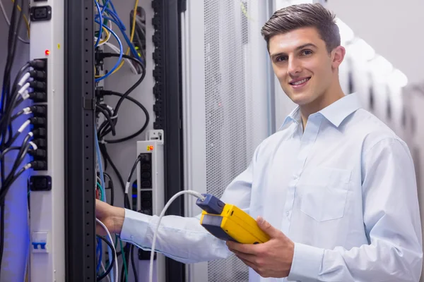 Técnico usando probador de cable — Foto de Stock