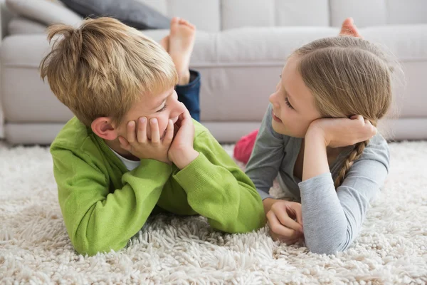 Silblings glimlachen bij elkaar — Stockfoto