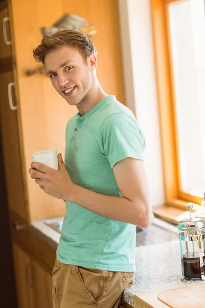 Молодий чоловік тримає каву — стокове фото