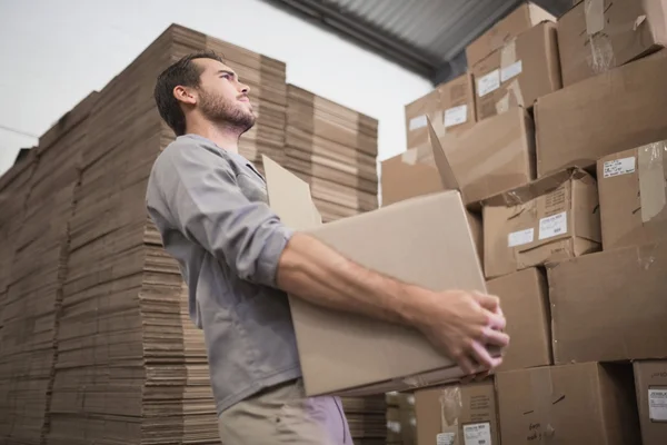 Arbeiter trägt schwere Kiste — Stockfoto