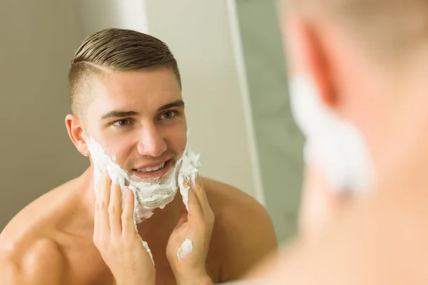 Hombre poniendo espuma de afeitar — Foto de Stock