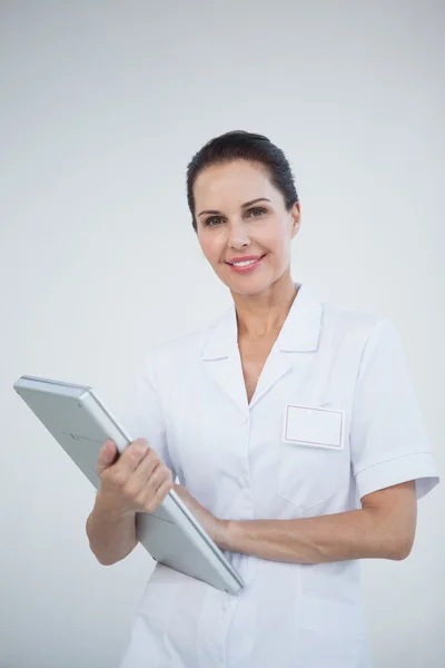 Médico segurando laptop — Fotografia de Stock