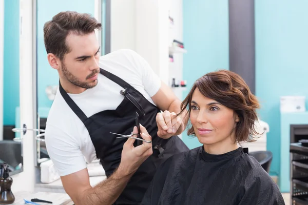 Mulher recebendo corte de cabelo — Fotografia de Stock