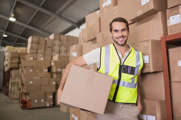 Arbeiter tragen Kiste — Stockfoto