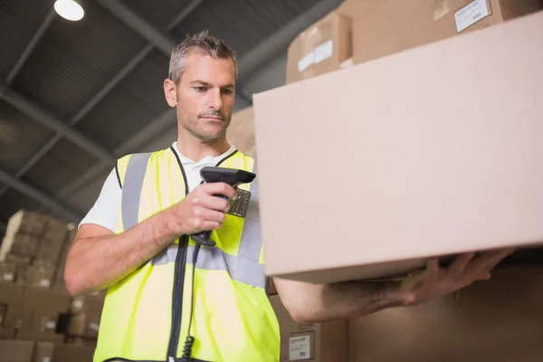 Worker scanning package — Stock Photo, Image