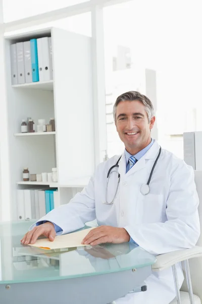 Médico sentado na mesa Fotografia De Stock