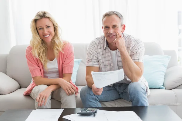 Couple doing accounts sat — Stock Photo, Image