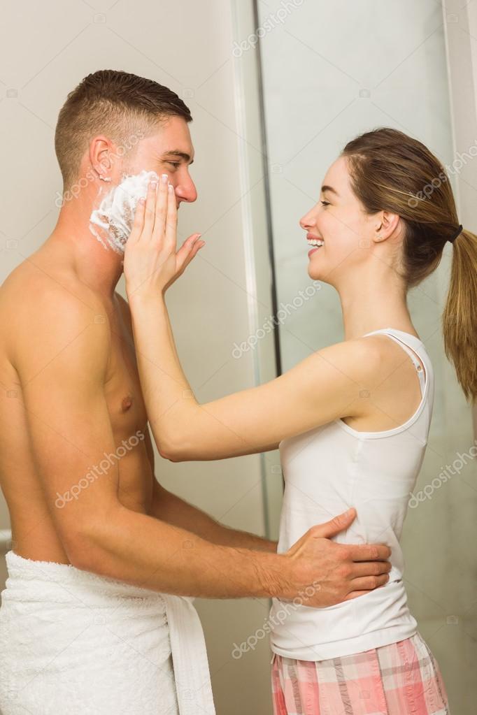 мужчина бреется. женщина бреет мужчину. жена бреет. женщина бреет бороду мужчине. мужчина и женщина бритя.