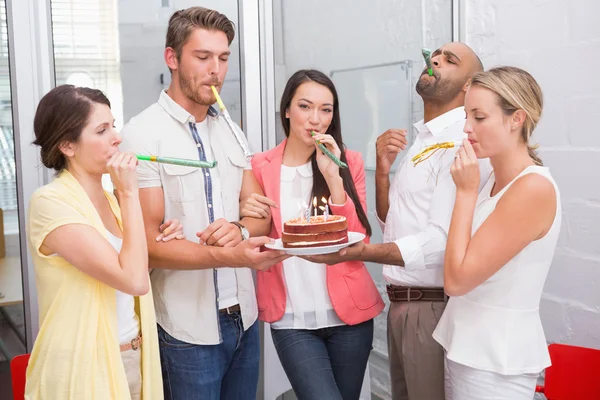 Equipe de negócios comemorando aniversário — Fotografia de Stock