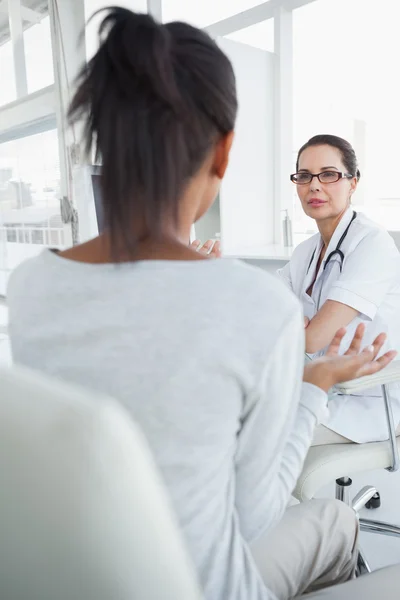 Doctor talking to patient — Stock Photo, Image