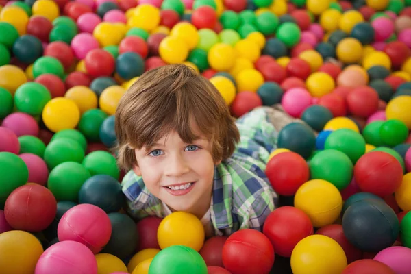 Junge im Ballbecken — Stockfoto