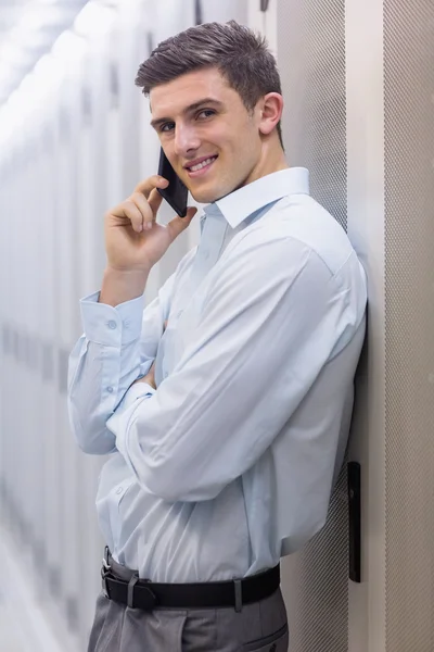 Técnico falando por telefone — Fotografia de Stock