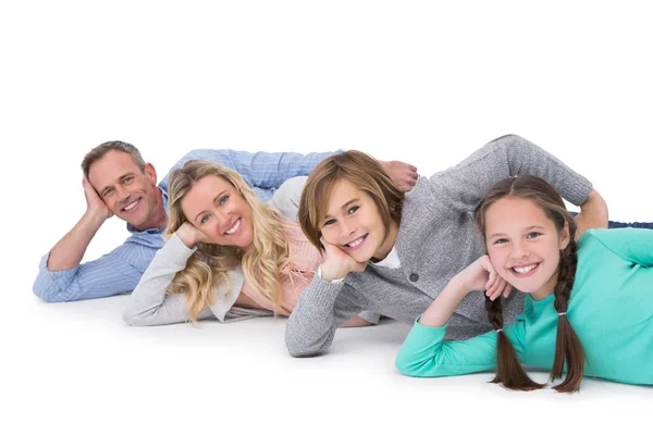 Familia acostada en el suelo en fila — Foto de Stock