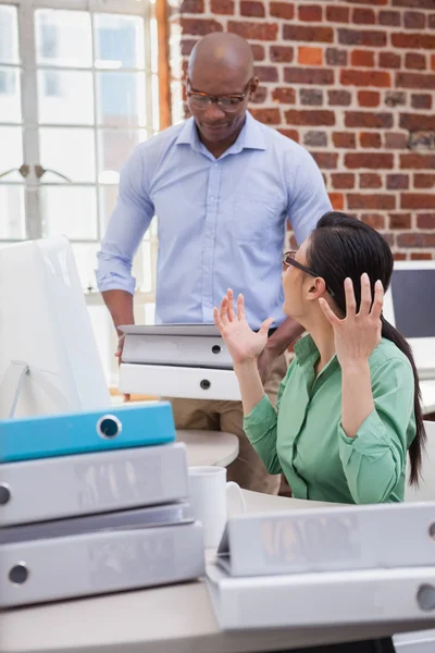 Zakenman toe te voegen aan collega's werklast — Stockfoto