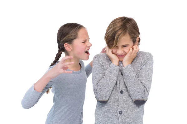 Ragazza urlando contro fratello — Foto Stock