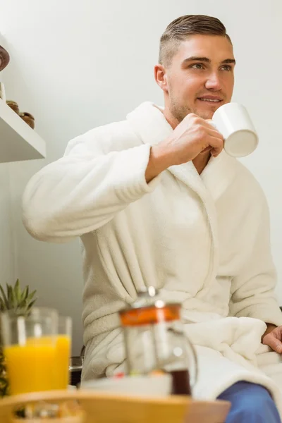 Mann trinkt Kaffee — Stockfoto