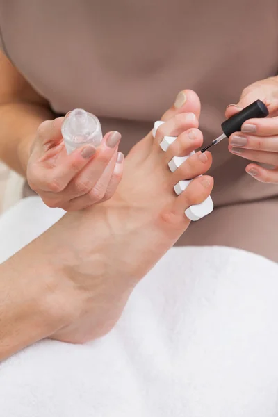 Pedicurista pintura clientes uñas — Foto de Stock