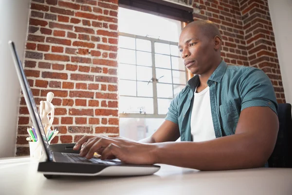 Zakenman die op laptop op Bureau werkt — Stockfoto