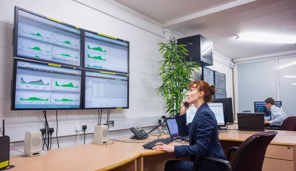 Techniker sitzen im Büro — Stockfoto