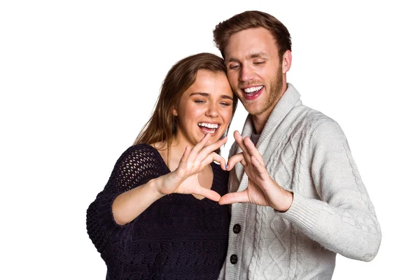 Casal formando coração com as mãos — Fotografia de Stock