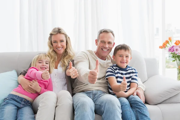 Famiglia dando pollice in su — Foto Stock