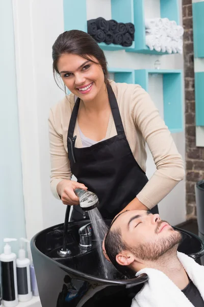 Hair stylist washing male hair — Stock Photo, Image