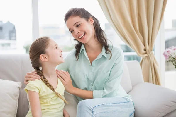 Mother and daughter smiling at each other — Stock Photo, Image