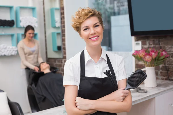 Coiffeur souriant à la caméra — Photo