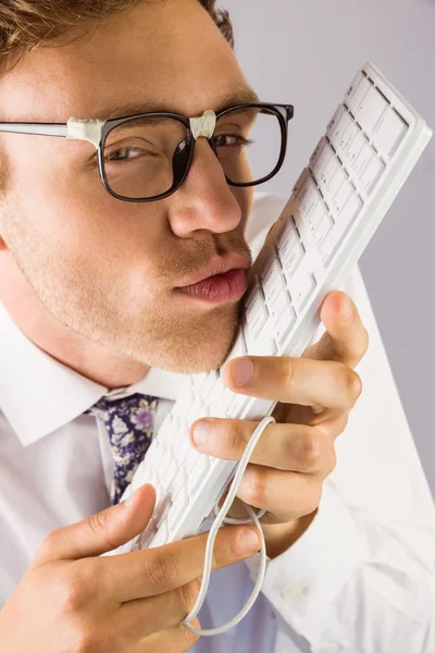 Empresário beijando teclado — Fotografia de Stock