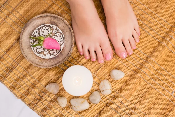 Piedi femminili dopo pedicure — Foto Stock