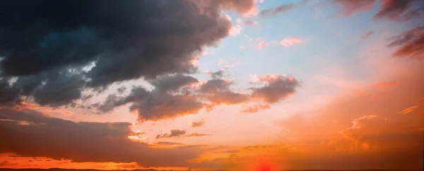 Cielo naranja y azul con nubes —  Fotos de Stock