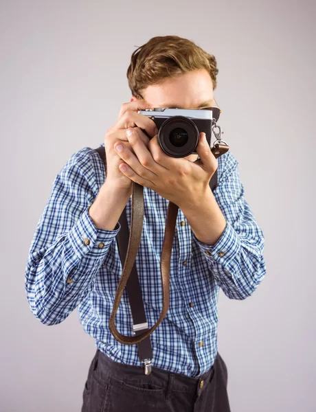 Hipster holding retro kamera — Stok fotoğraf