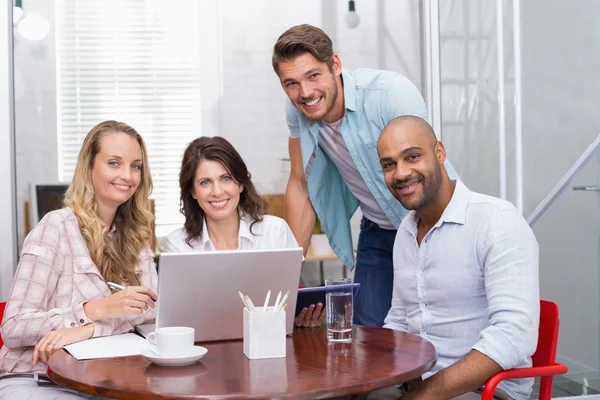 Geschäftsteam arbeitet mit Laptop zusammen — Stockfoto