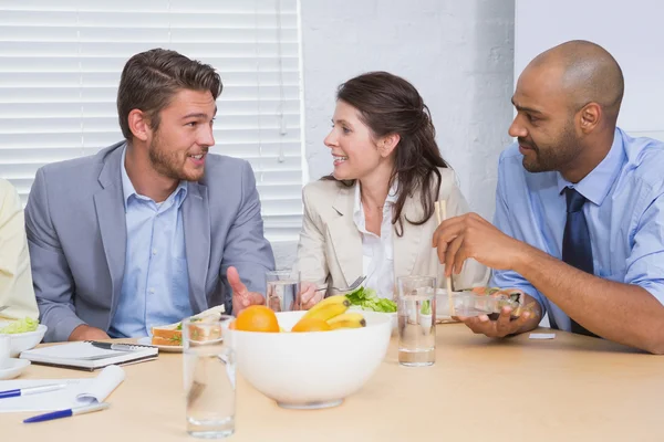Business människor njuter av hälsosam lunch — Stockfoto