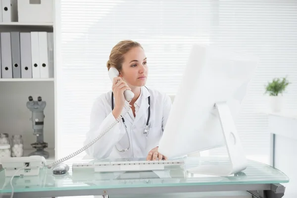 Médecin prenant un appel téléphonique — Photo