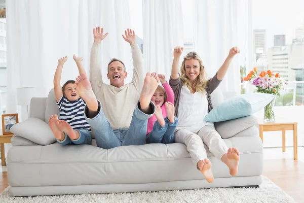 Familie zittend op de Bank en het verhogen van de armen — Stockfoto