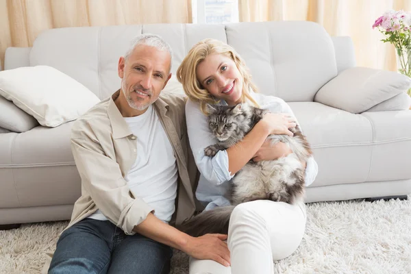 Met kat op sofa (echt) paar — Stockfoto