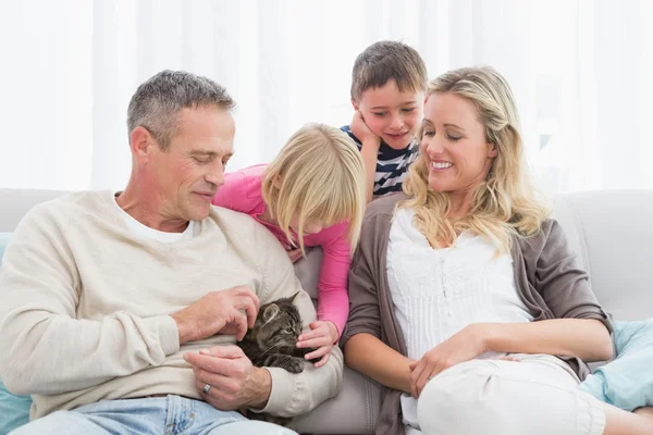 Família sentado com gatinho de estimação — Fotografia de Stock