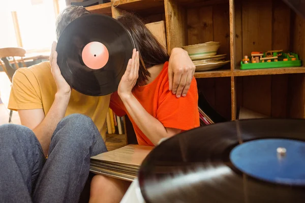 Couple listening to vinyl records — Stock Photo, Image