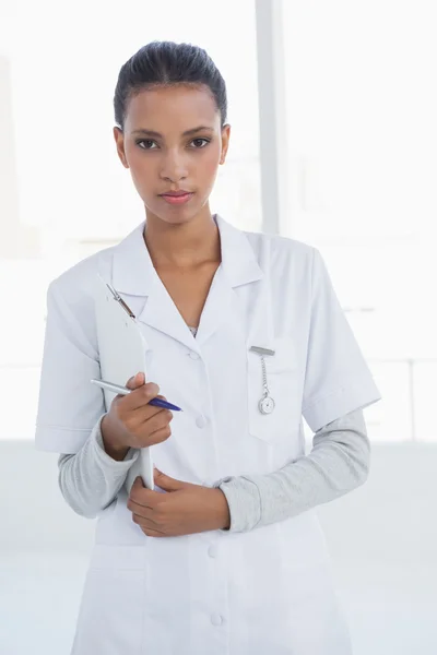 Dokter kijkt naar camera — Stockfoto