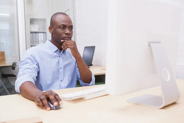 Zakenman werkt op de computer — Stockfoto