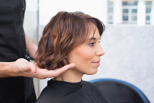 Frau bei Friseurtermin — Stockfoto