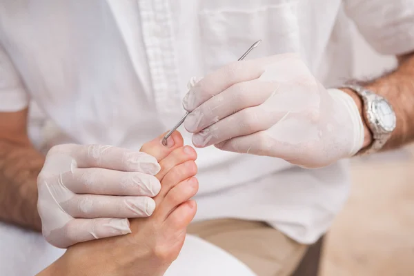 Pédicure travaillant sur les ongles des clients — Photo