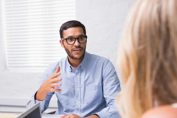 Hombre de negocios entrevistando a mujer —  Fotos de Stock