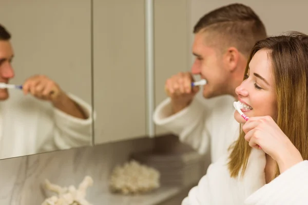 歯を磨くカップル — ストック写真