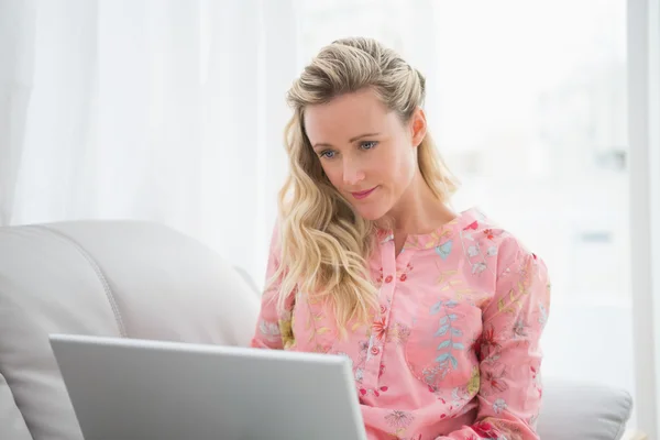 Mulher usando laptop — Fotografia de Stock