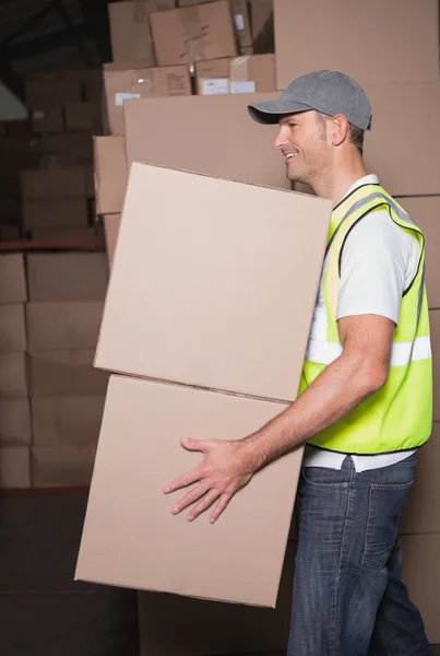 Trabalhador transportando caixas pesadas — Fotografia de Stock